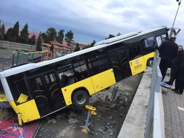 Trabzon'da Feci Kaza: Rampaya Park Edilen Otobüs, Çocuk Parkına Düştü