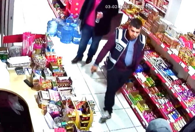<a class='keyword-sd' href='/istanbul/' title='İstanbul'>İstanbul</a>'da Polis Yeleğiyle Marketi Soyup, Vatandaşa da İkram Ettiler