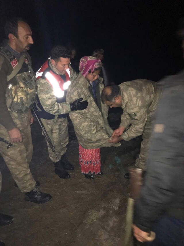 Van'da Donmak Üzere Olan Küçük Kızı Mehmetçik Buldu Van'da Donmak Üzere Olan Küçük Kızı Mehmetçik Buldu