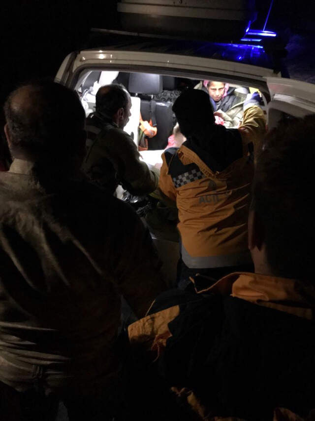 Van'da Donmak Üzere Olan Küçük Kızı Mehmetçik Buldu Van'da Donmak Üzere Olan Küçük Kızı Mehmetçik Buldu