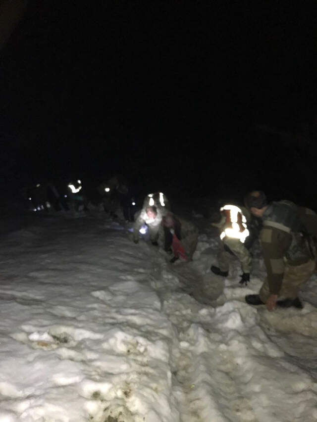 Van'da Donmak Üzere Olan Küçük Kızı Mehmetçik Buldu Van'da Donmak Üzere Olan Küçük Kızı Mehmetçik Buldu
