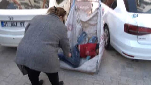 Yaşıtları Okula Gitti, O Atık Kağıt Toplarken Uyuya Kaldı