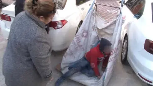 Yaşıtları Okula Gitti, O Atık Kağıt Toplarken Uyuya Kaldı