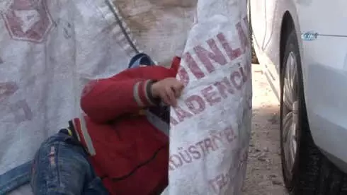 Yaşıtları Okula Gitti, O Atık Kağıt Toplarken Uyuya Kaldı