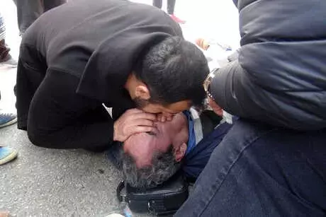 Yolda Kalbi Duran Adama Erkek Hemşirelerden Hayata Döndüren Müdahale