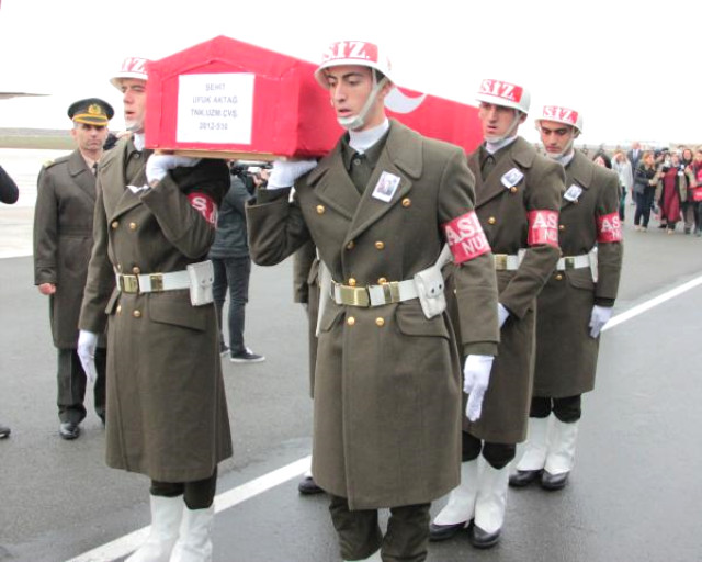 Afrin Şehidinin Cenazesinde Duygulandıran Kare! Komutan, Koltuk Değneğiyle Geldi