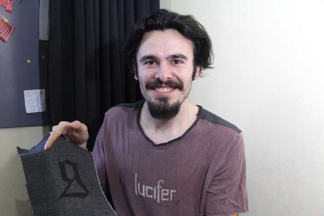 Artan Kumaşlarla Kendi Kıyafetlerini İmâl Ediyor