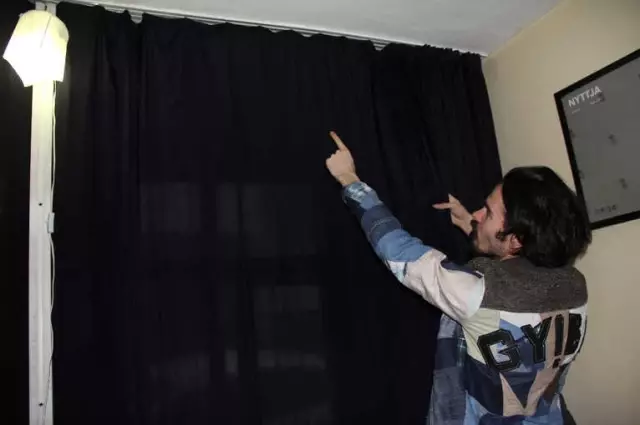 Artan Kumaşlarla Kendi Kıyafetlerini İmâl Ediyor