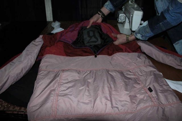 Artan Kumaşlarla Kendi Kıyafetlerini İmâl Ediyor