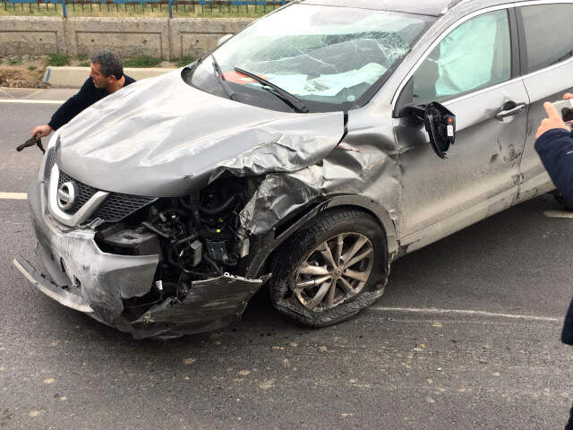 Bakırköy'de Takla Atan Aracı Sürücüler Çevirdi Bakırköy'de Takla Atan Aracı, Trafikte Sıkılan Sürücüler Çevirdi