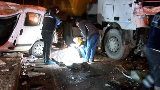 Karşı Şeride Geçen Araç Takla Atıp Hafriyat Kamyonuna Çarptı: 1 Ölü 2 Yaralı