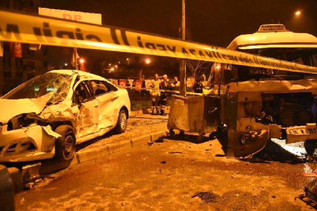 İzmir 'de Otomobil Park Halindeki Minibüslere Çarptı: 2 Ölü