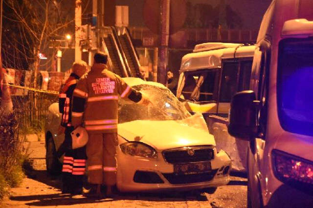 İzmir 'de Otomobil Park Halindeki Minibüslere Çarptı: 2 Ölü