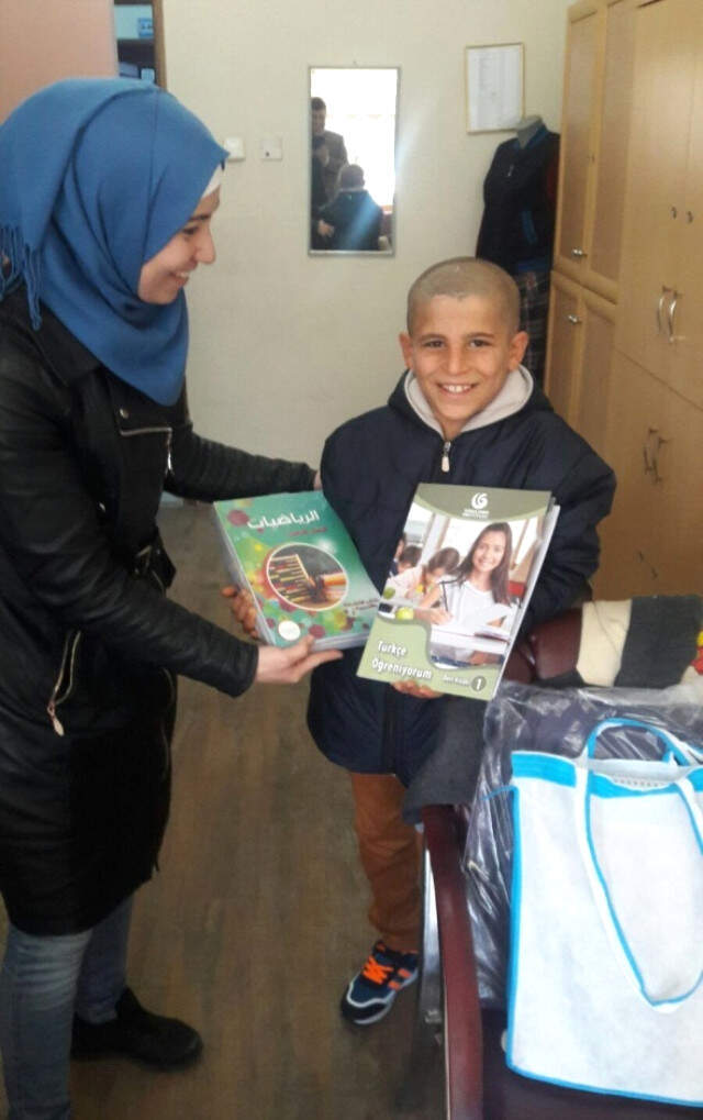 Atık Kağıt Arabasında Uyuyakalmıştı, Fotoğrafı Çekildi Hayatı Değişti Atık Kağıt Arabasında Uyurken Çekilen Fotoğrafı, Suriyeli Çocuğun Hayatını Değiştirdi