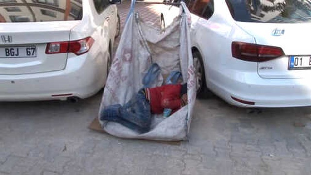 Atık Kağıt Arabasında Uyurken Çekilen Fotoğrafı, Suriyeli Çocuğun Hayatını Değiştirdi