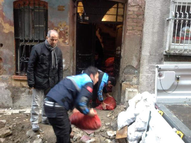 Polis ve Zabıtadan Midye Baskını! Kaldırımda ve Klozette Yapılan Üretim, Mide Bulandırdı
