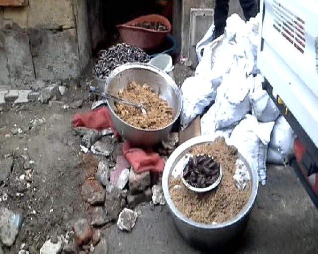 Polis ve Zabıtadan Midye Baskını! Kaldırımda ve Klozette Yapılan Üretim, Mide Bulandırdı