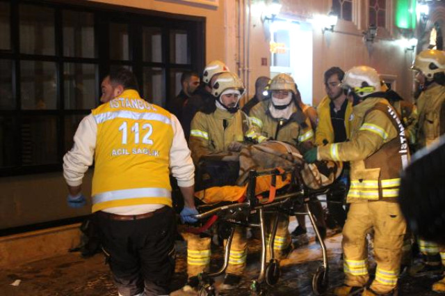 Beyoğlu'nda 7 Katlı Otelde Yangın: 3'ü Ağır, 6 Yaralı