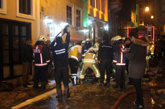 Beyoğlu'nda 7 Katlı Otelde Yangın: 3'ü Ağır, 6 Yaralı