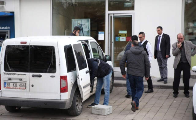 Kayseri'de Silahlı Banka Soygunu Güvenlik Kamerasında Kayseri'de Silahlı <a class='keyword-sd' href='/banka/' title='Banka'>Banka</a> Soygunu Güvenlik Kamerasında