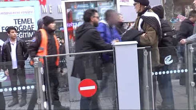 Tramvayda Genç Kızı Taciz Etmeye Kalkışan Sapığa Meydan Dayağı
