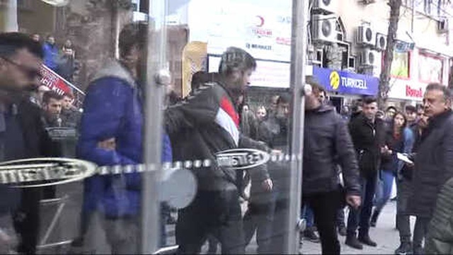 Tramvayda Genç Kızı Taciz Etmeye Kalkışan Sapığa Meydan Dayağı