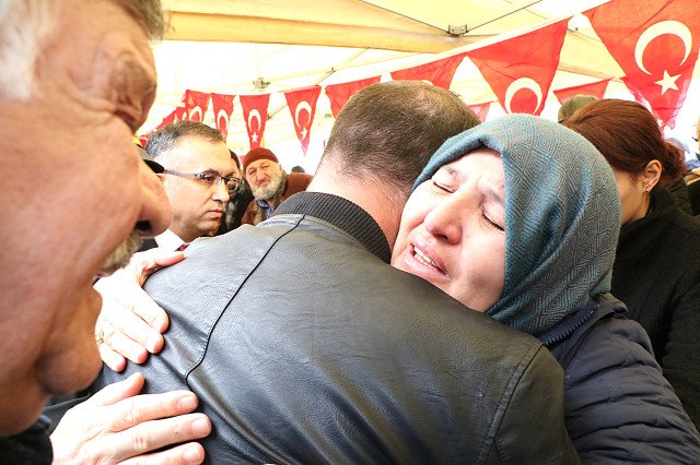 Afrin Şehidinin Cenazesinde Ağlatan Kare! Acılı Anne, Oğlunun Naaşını Getiren Askerin Elini Öptü