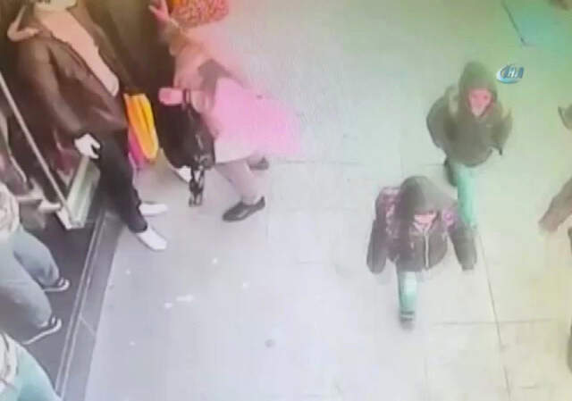 İstanbul'da Hırsızların, Cansız Mankenin Üzerindeki Kıyafeti Çaldığı An Kameralarda <a class='keyword-sd' href='/istanbul/' title='İstanbul'>İstanbul</a>'da Hırsızların, Cansız Mankenin Üzerindeki Kıyafeti Çaldığı An Kamerada