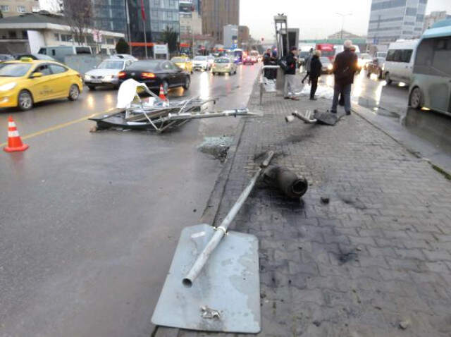 Kadıköy'de Aynı Yerde 2 Kaza: TIR Durağı Parçaladı, Kamyon Halk Otobüsüne Çarptı Kadıköy'de Aynı Yerde 2 Kaza: TIR Durağı Parçaladı, Kamyon Halk Otobüsüne Çarptı