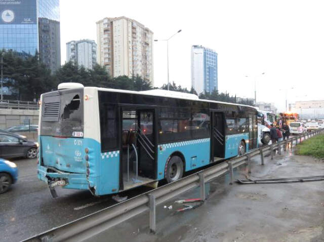 Kadıköy'de Aynı Yerde 2 Kaza: TIR Durağı Parçaladı, Kamyon Halk Otobüsüne Çarptı Kadıköy'de Aynı Yerde 2 Kaza: TIR Durağı Parçaladı, Kamyon Halk Otobüsüne Çarptı