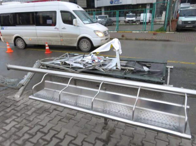 Kadıköy'de Aynı Yerde 2 Kaza: TIR Durağı Parçaladı, Kamyon Halk Otobüsüne Çarptı Kadıköy'de Aynı Yerde 2 Kaza: TIR Durağı Parçaladı, Kamyon Halk Otobüsüne Çarptı