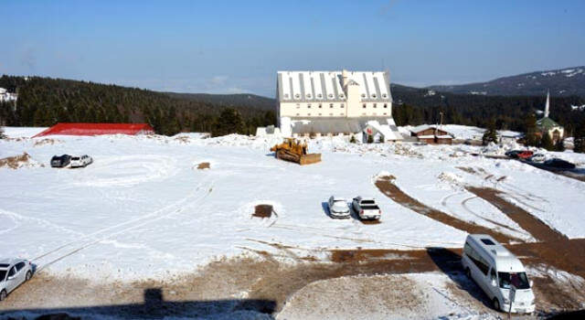Uludağ'daki Büyük Otel Yıkıldı, Arsası Otopark Oldu Uludağ'daki Büyük Otel Yıkıldı, Arsası Otopark Oldu