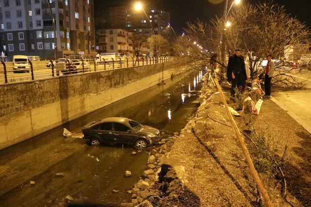 Direksiyon Hakimiyeti Kaybolan Araç Kanala Uçtu