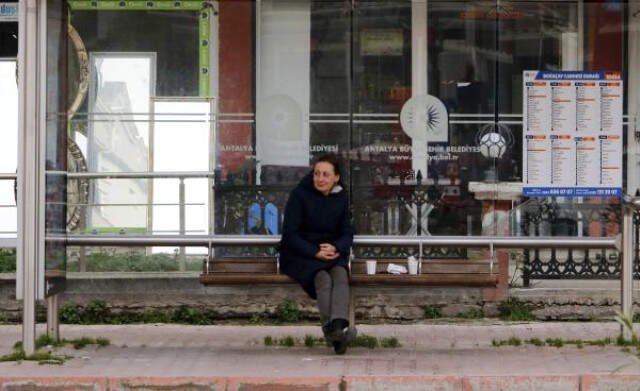 İş İçin Antalya'ya Gelen Rus Kadın Otobüs Durağında Yaşıyor İş İçin Antalya'ya Gelen Rus Kadın Otobüs Durağında Yaşıyor