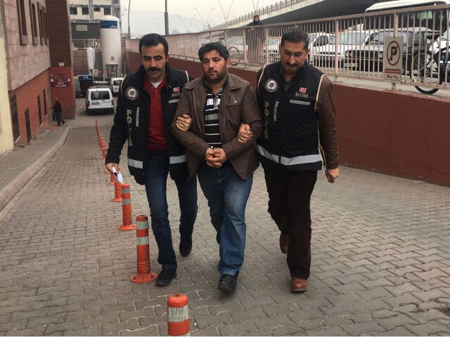 Kayseri'de Yatak Odasındaki Gizli Geçit Kaçak Sigaralara Çıktı Kayseri'de Baskın! Evin Yatak Odasına Gizli Geçit Yapıp Kaçak Sigara Saklamışlar