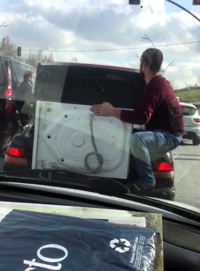 Otomobilin Bagajında Çamaşır Makinesiyle Akıl Almaz Yolculuk Kamerada