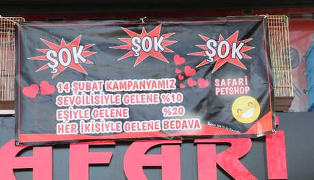 Petshop'a Asılan Sevgililer Günü Kampanya Afişi Görenleri Hayrete Düşürdü