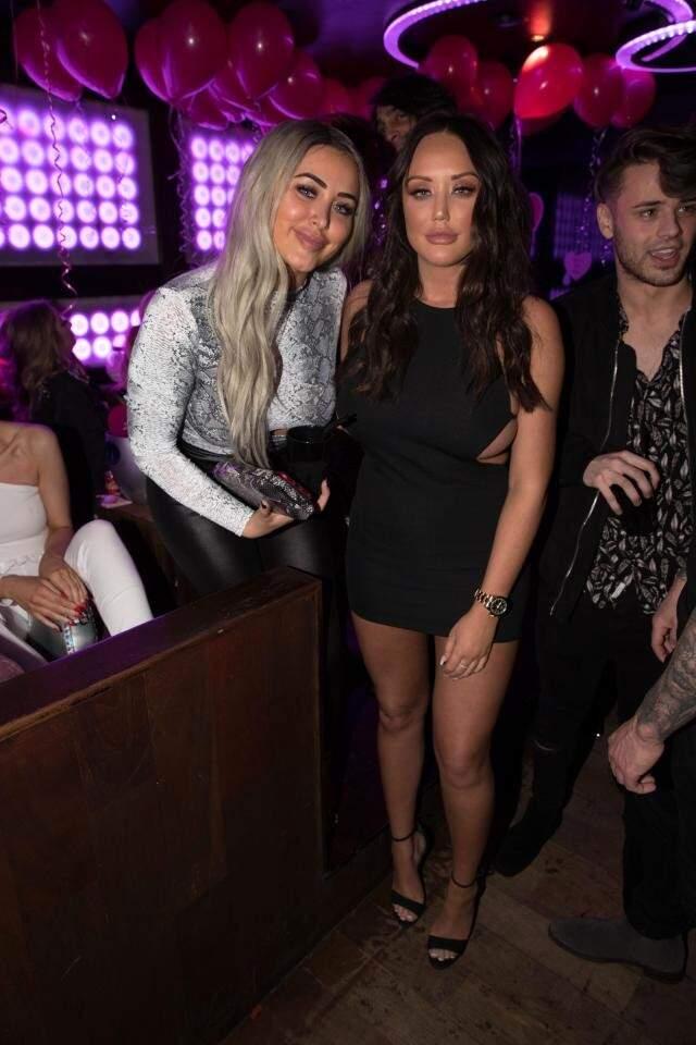 Ünlü TV Yıldızı Charlotte Crosby, Elbiseden Göğsü Çıkmasın Diye Büyük Çaba Harcadı