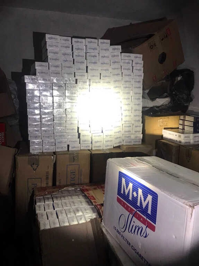 Kayseri'de Baskın! Evin Yatak Odasına Gizli Geçit Yapıp Kaçak Sigara Saklamışlar