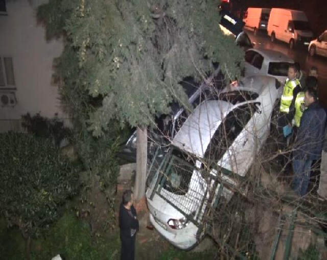 Yataktan Fırlatan Kaza! Otomobil, Çarptığı Araç ile Bahçeye Uçtu