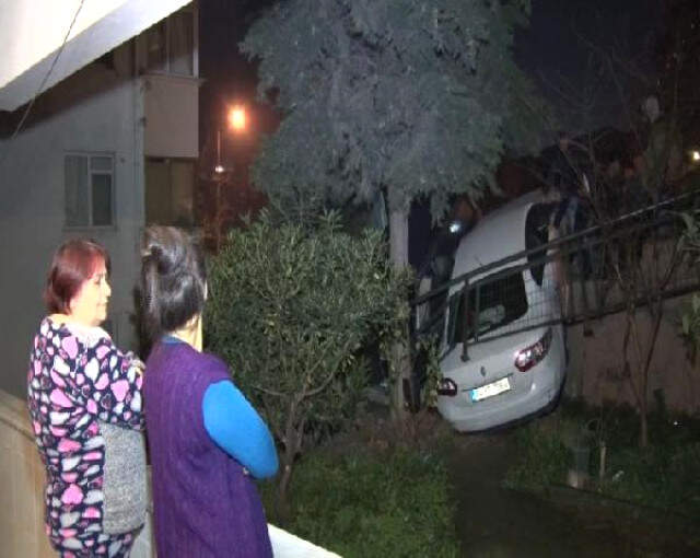 Yataktan Fırlatan Kaza! Otomobil, Çarptığı Araç ile Bahçeye Uçtu