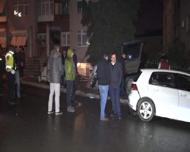 Yataktan Fırlatan Kaza! Otomobil, Çarptığı Araç ile Bahçeye Uçtu