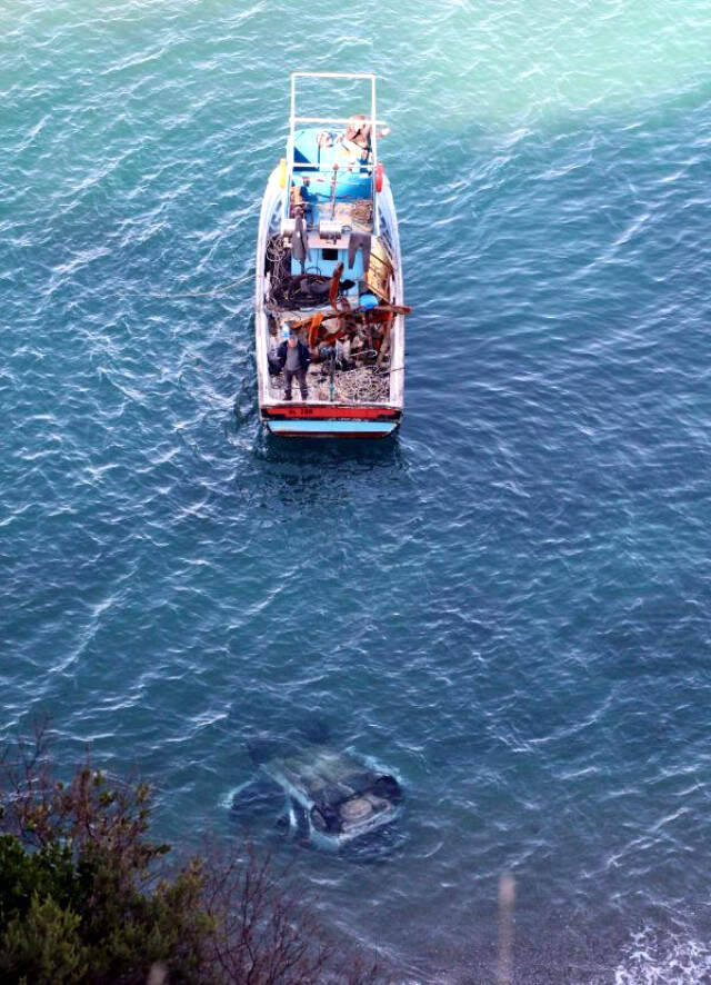 Zonguldak'ta Otomobil 60 Metreden Denize Uçtu, Şoför Kayıp Zonguldak'ta Otomobil 60 Metreden Denize Uçtu, Şoför Kayıp