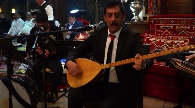 Ankaralı Turgut, Adnan Oktar'ın Düzenlediği Sıra Gecesinde Sahne Aldı