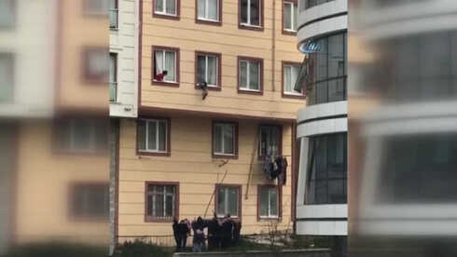 3. Katın Camından Düşen Minik Çocuğu Vatandaşlar Tuttu, O Anlar Kameraya Yansıdı