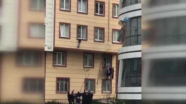 3. Katın Camından Düşen Minik Çocuğu Vatandaşlar Tuttu, O Anlar Kameraya Yansıdı