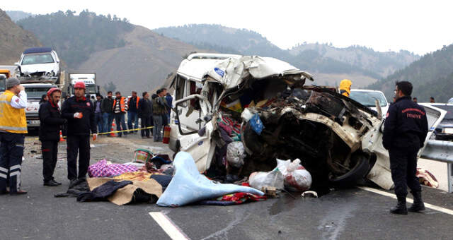 Kahramanmaraş'ta Feci Kaza! Minibüs, Kamyona Çarptı: 9 Ölü, 4 Yaralı