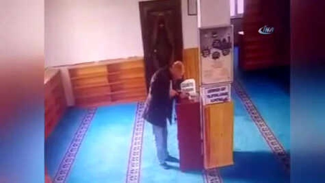 İstanbul'da Hırsızın Kanca ile Camideki Sadaka Kutusunu Boşalttığı Anlar Kamerada