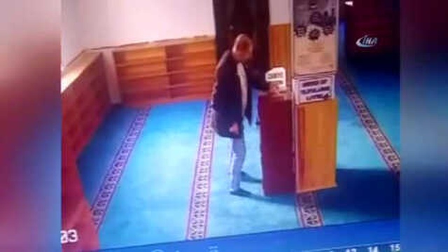 İstanbul'da Hırsızın Kanca ile Camideki Sadaka Kutusunu Boşalttığı Anlar Kamerada