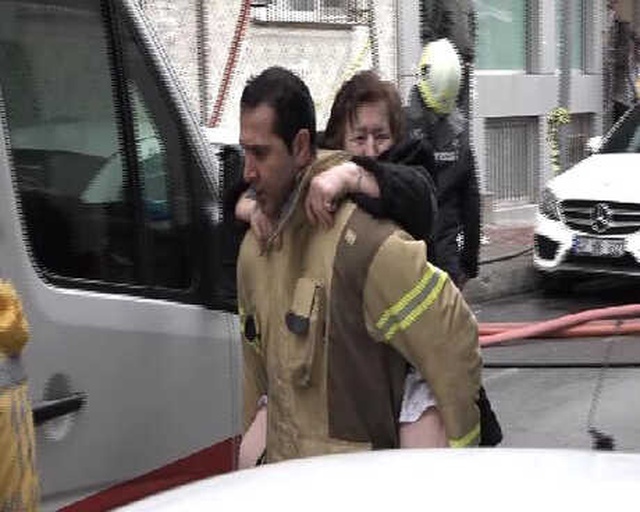 Şişli'de Çatı Katında Çıkan Yangında Engelli Çocuk ve Yatalak Kadın Mahsur Kaldı